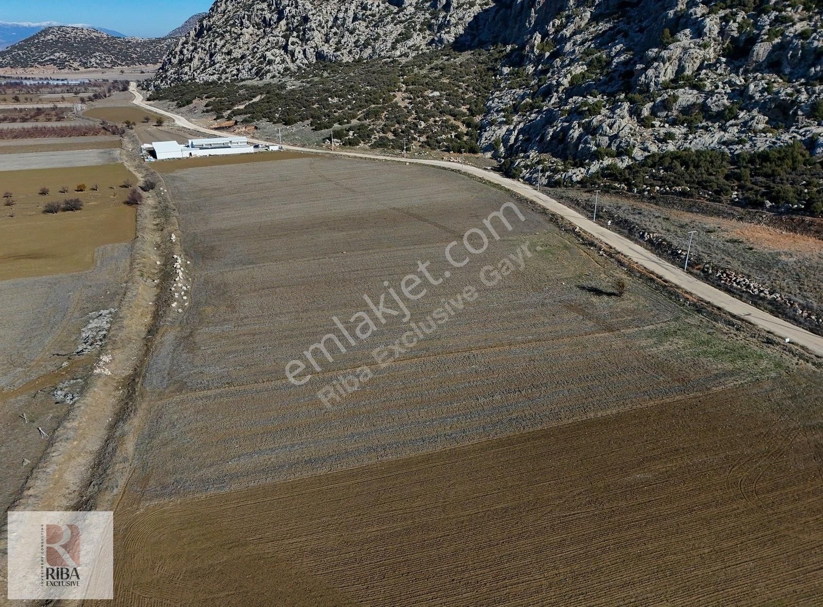 Korkuteli Karataş Satılık Tarla Korkuteli Karataş'ta Anayol İle Su Kanalına Temas Halinde Tarla