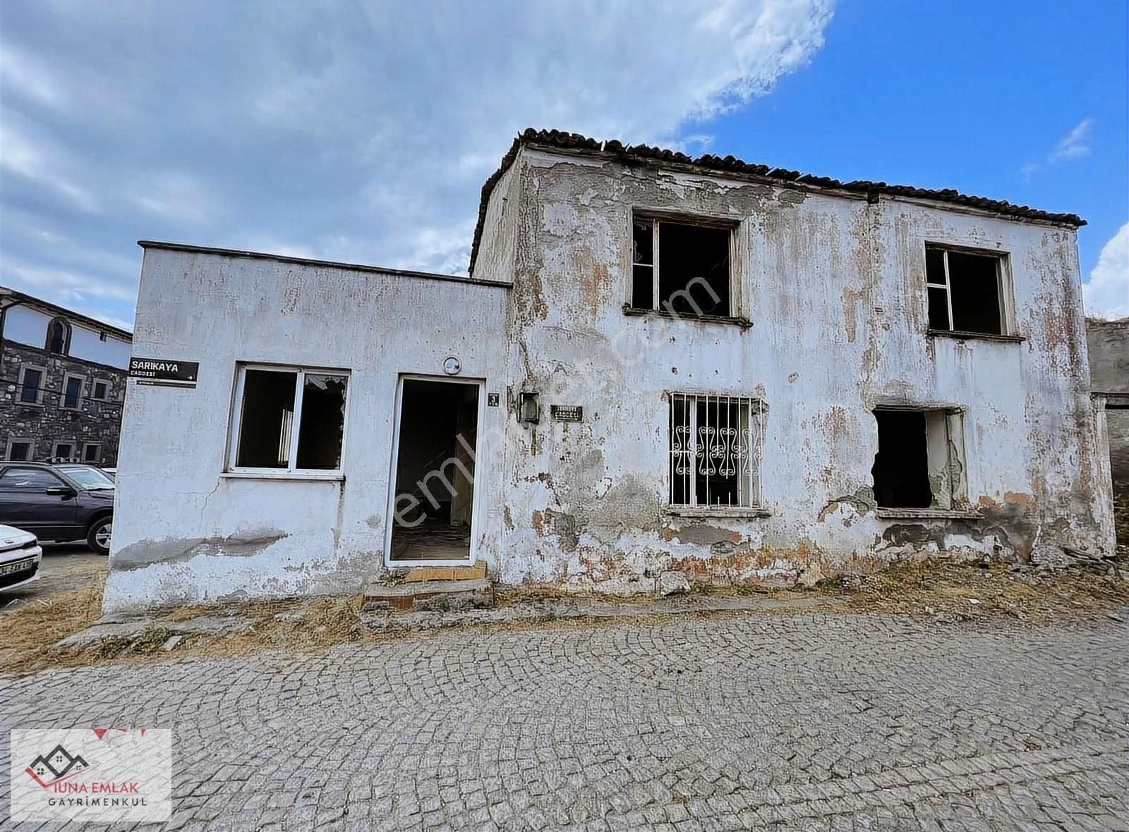 Ayvalık Küçükköy Satılık Müstakil Ev ~ Küçükköy Merkez'de Büyük Bahçeli Müstakil Yapı ~