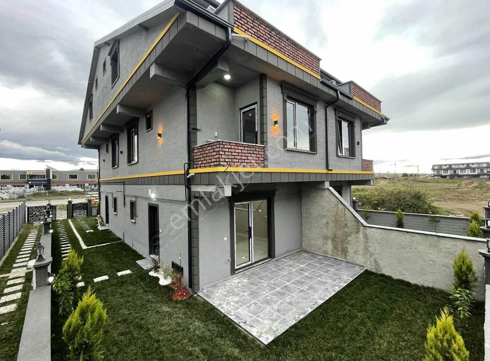 Kocaali Yayla Satılık Villa Sahil Merkezde Geniş Bahçeli Lüks 3+1 Tribleks Villa