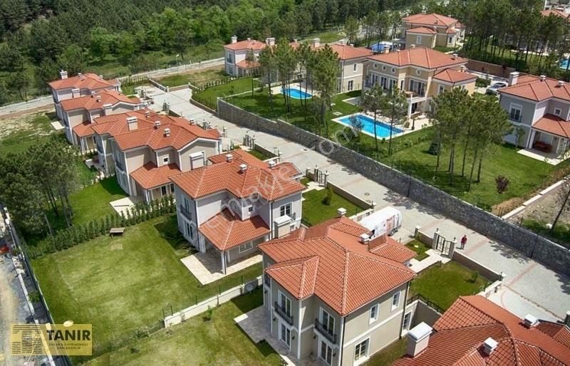 Arnavutköy Bolluca Satılık Villa Neo Gölpark Sitesi'nde Satılık Geniş Bahçeli 7+2 A Tipi Villa