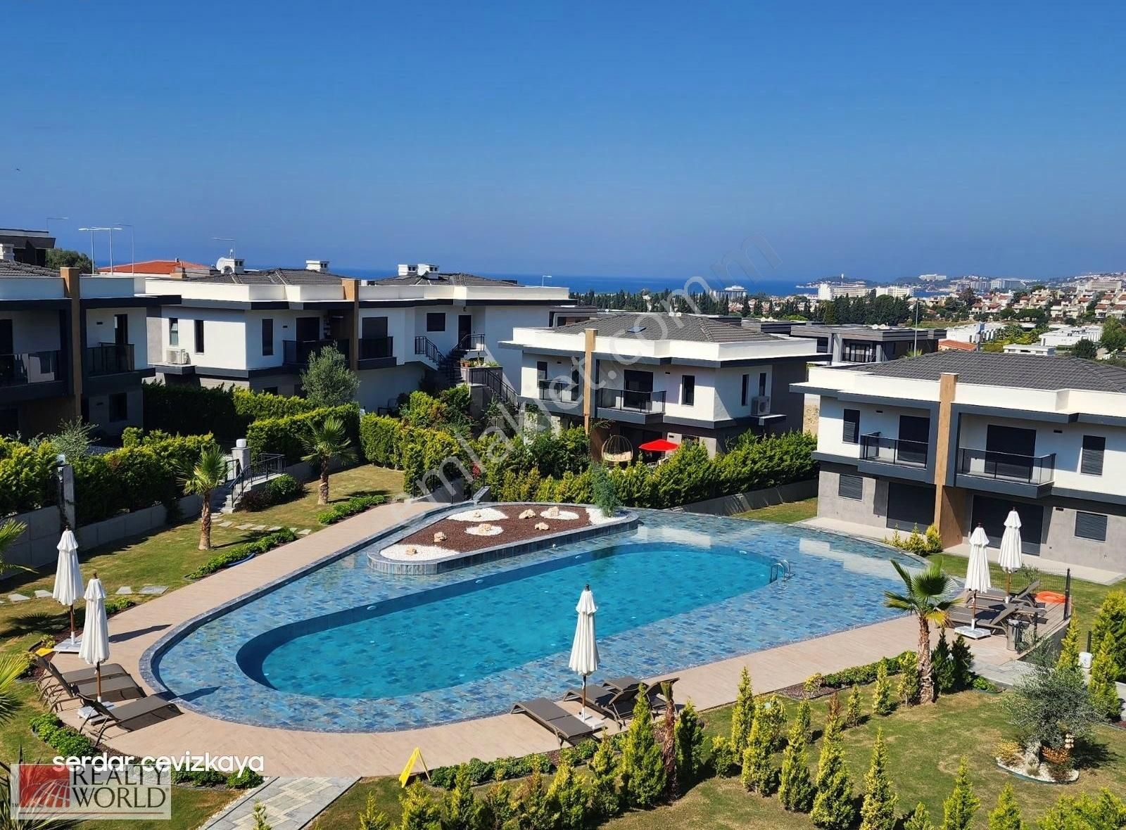 Kuşadası Karaova Satılık Villa Kuşadası'nda Büyük Havuzlu Sitede Müstakil Giriş-bahçe 3+1 Villa