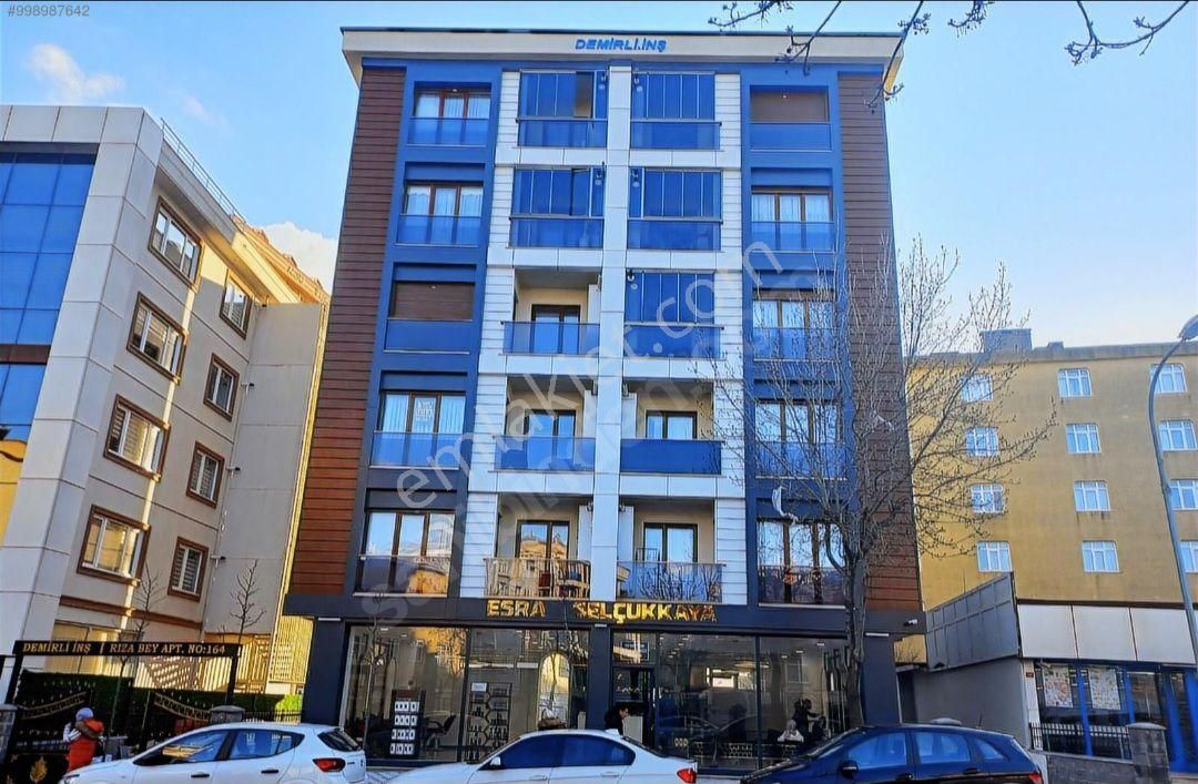 Şerifali Mehmet Akif Mahallesinde Cadde Üzerinde Satılık Daire