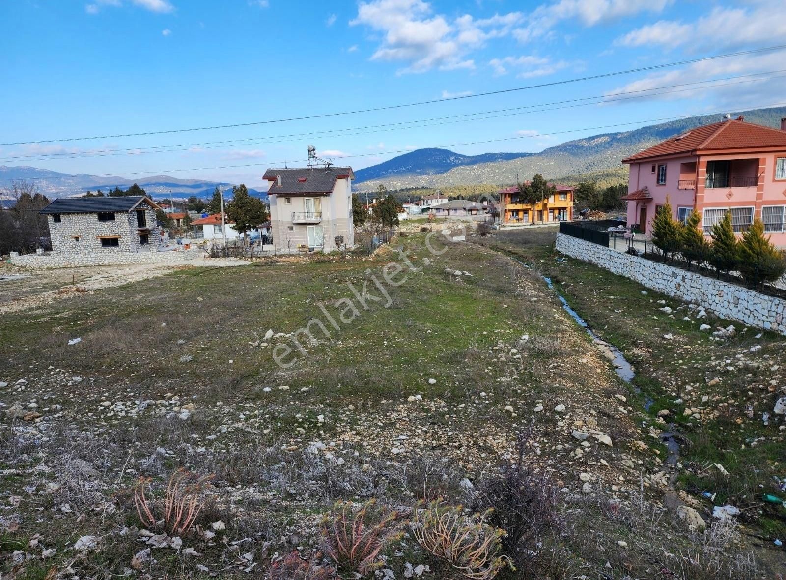 Seydikemer Ceylan Satılık Tarla Karabel'de Antalya Yoluna Cepheli İmarlı 355 M2 Parsel