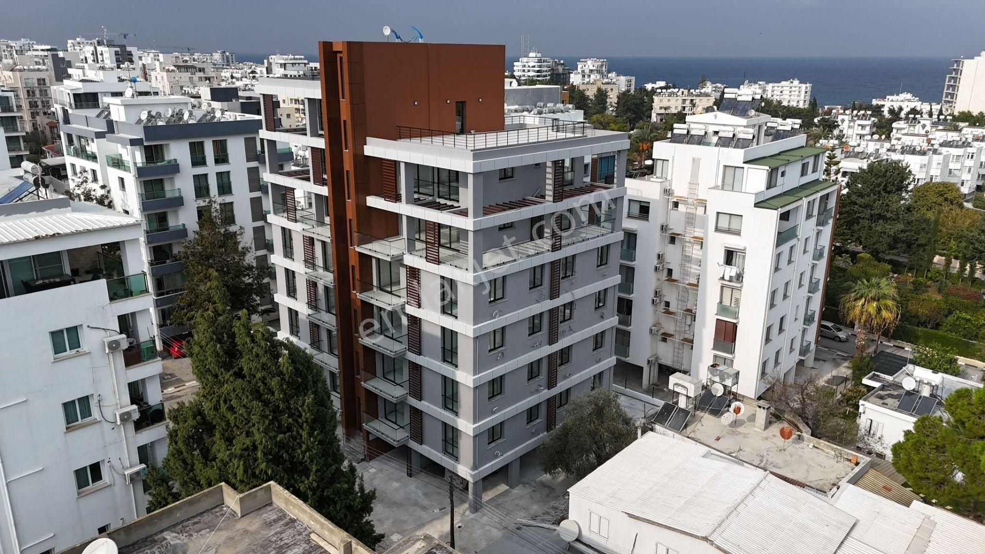 Girne Merkez'de Muhteşem Lokasyonda, Teslime Hazır Komple Satılık Apartman !! - Görsel 2