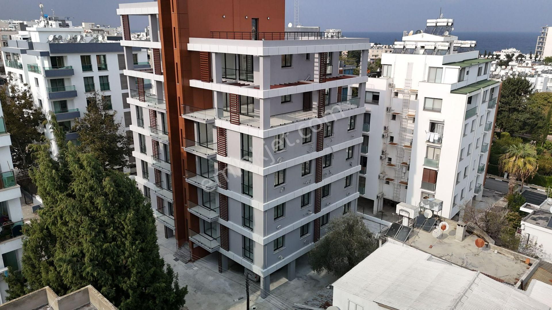 Girne Merkez'de Muhteşem Lokasyonda, Teslime Hazır Komple Satılık Apartman !! - Görsel 4