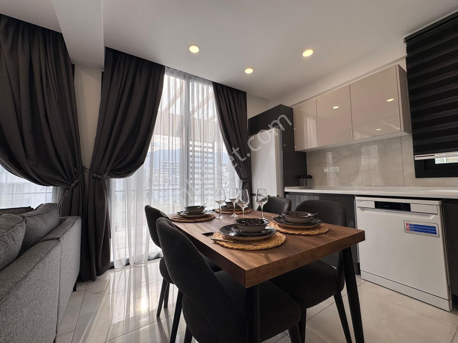 Girne Merkez'de Muhteşem Lokasyonda, Teslime Hazır Komple Satılık Apartman !! - Görsel 22