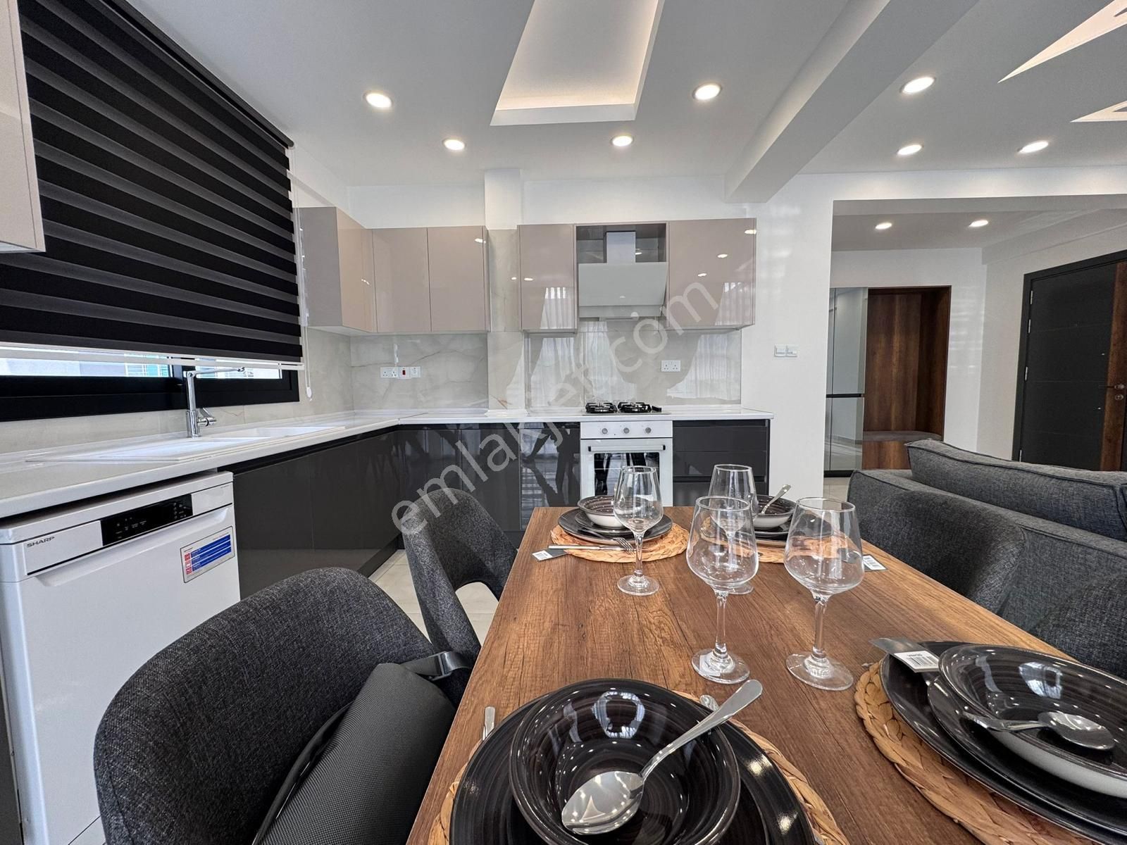 Girne Merkez'de Muhteşem Lokasyonda, Teslime Hazır Komple Satılık Apartman !! - Görsel 20