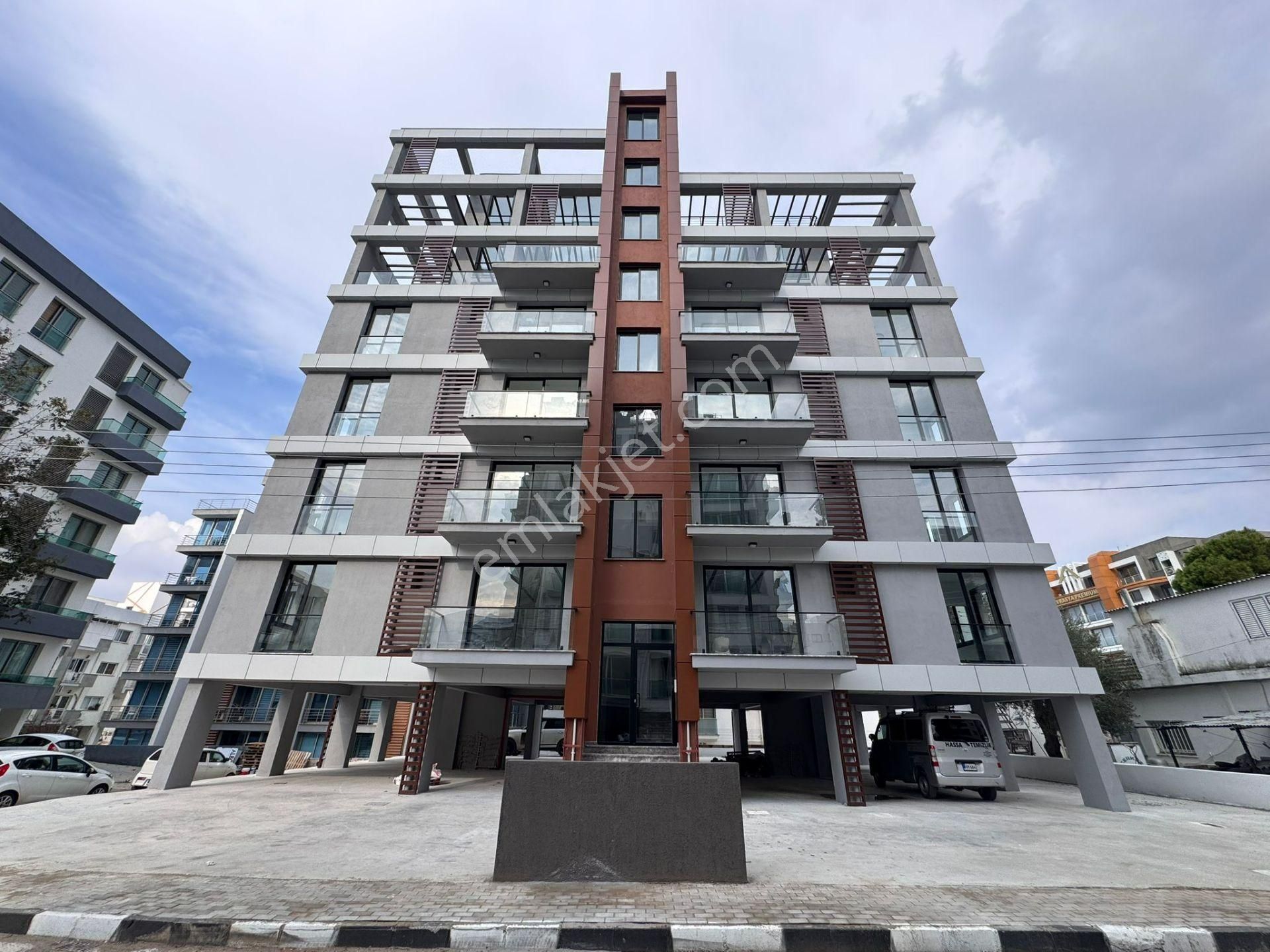 Girne Merkez'de Muhteşem Lokasyonda, Teslime Hazır Komple Satılık Apartman !! - Görsel 7