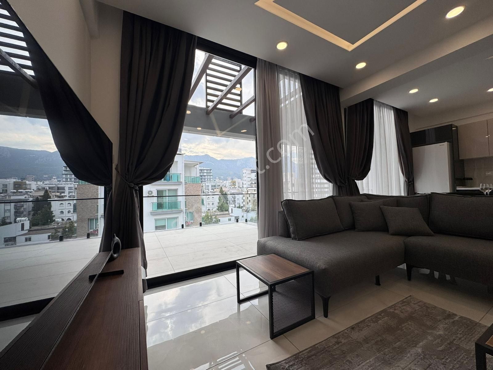 Girne Merkez'de Muhteşem Lokasyonda, Teslime Hazır Komple Satılık Apartman !! - Görsel 18