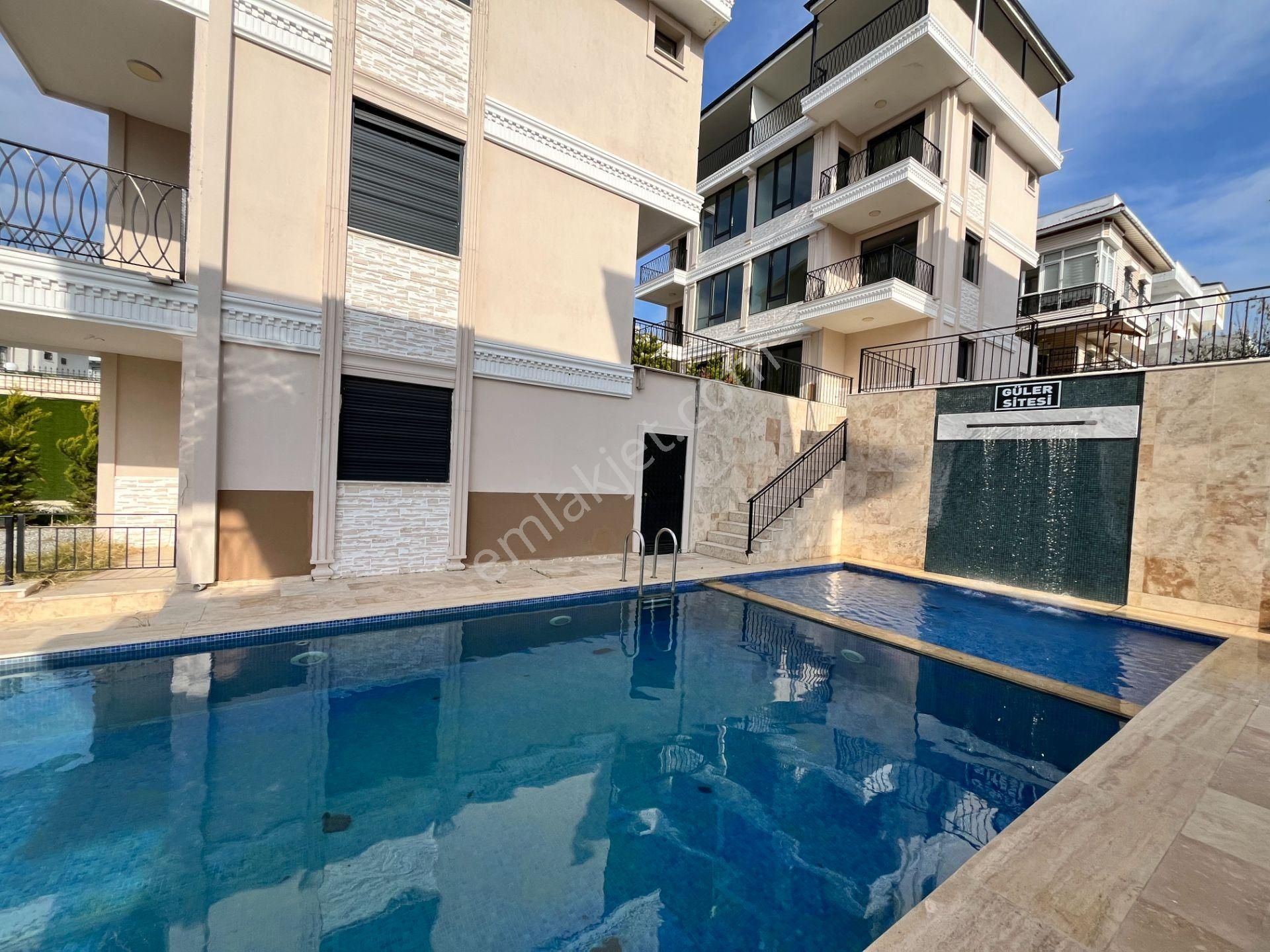 Seferihisar Akarca’da, Manzaralı, Havuzlu Sitede, Şato Mimarisine Sahip Sıfır Villa - Görsel 3