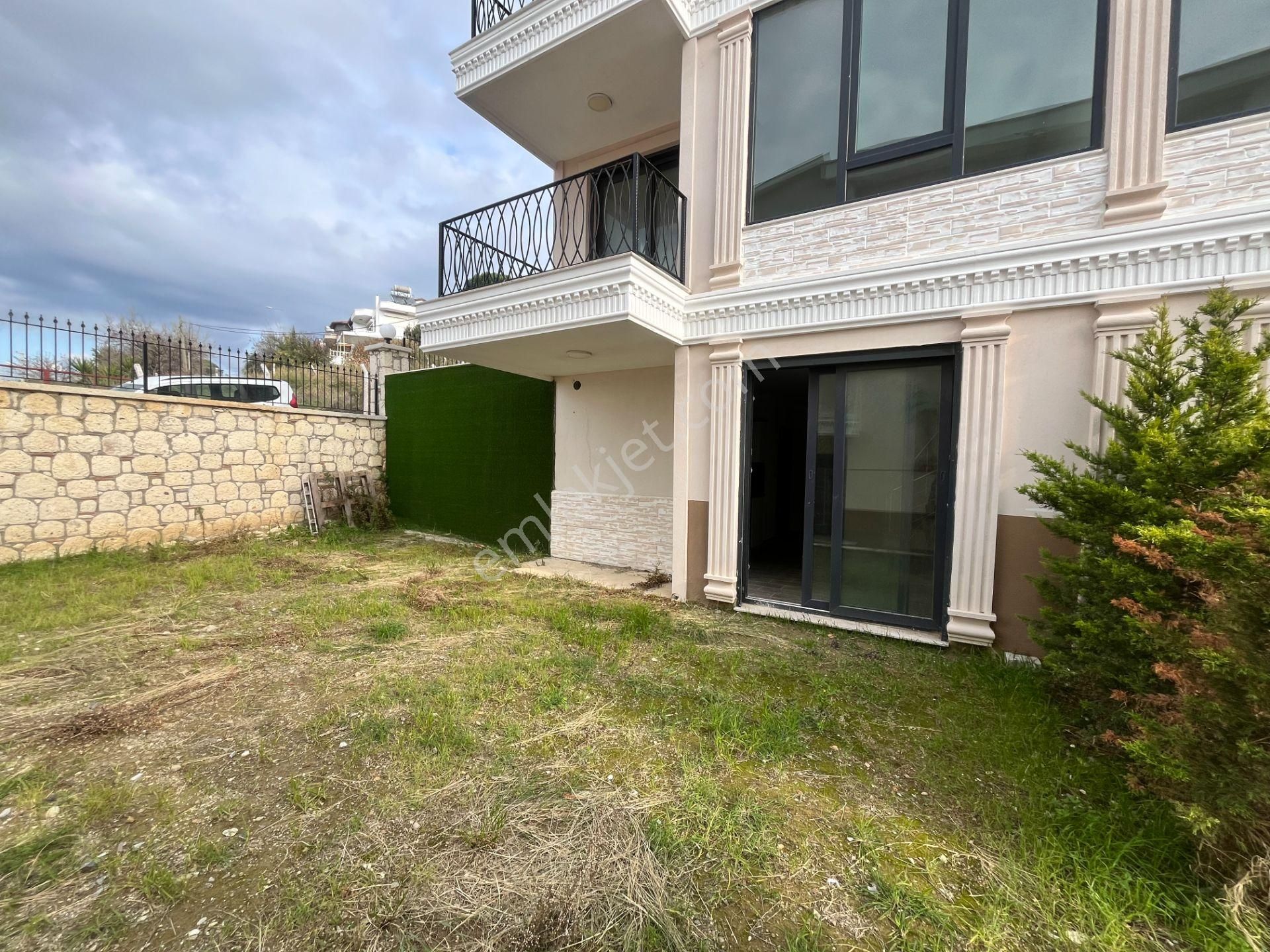 Seferihisar Akarca’da, Manzaralı, Havuzlu Sitede, Şato Mimarisine Sahip Sıfır Villa - Görsel 8