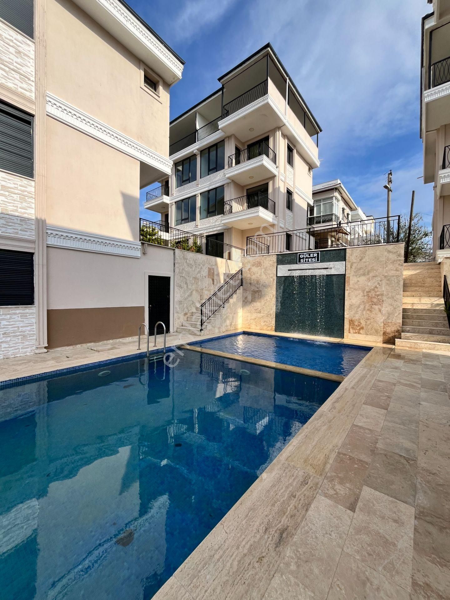 Seferihisar Akarca’da, Manzaralı, Havuzlu Sitede, Şato Mimarisine Sahip Sıfır Villa - Görsel 30