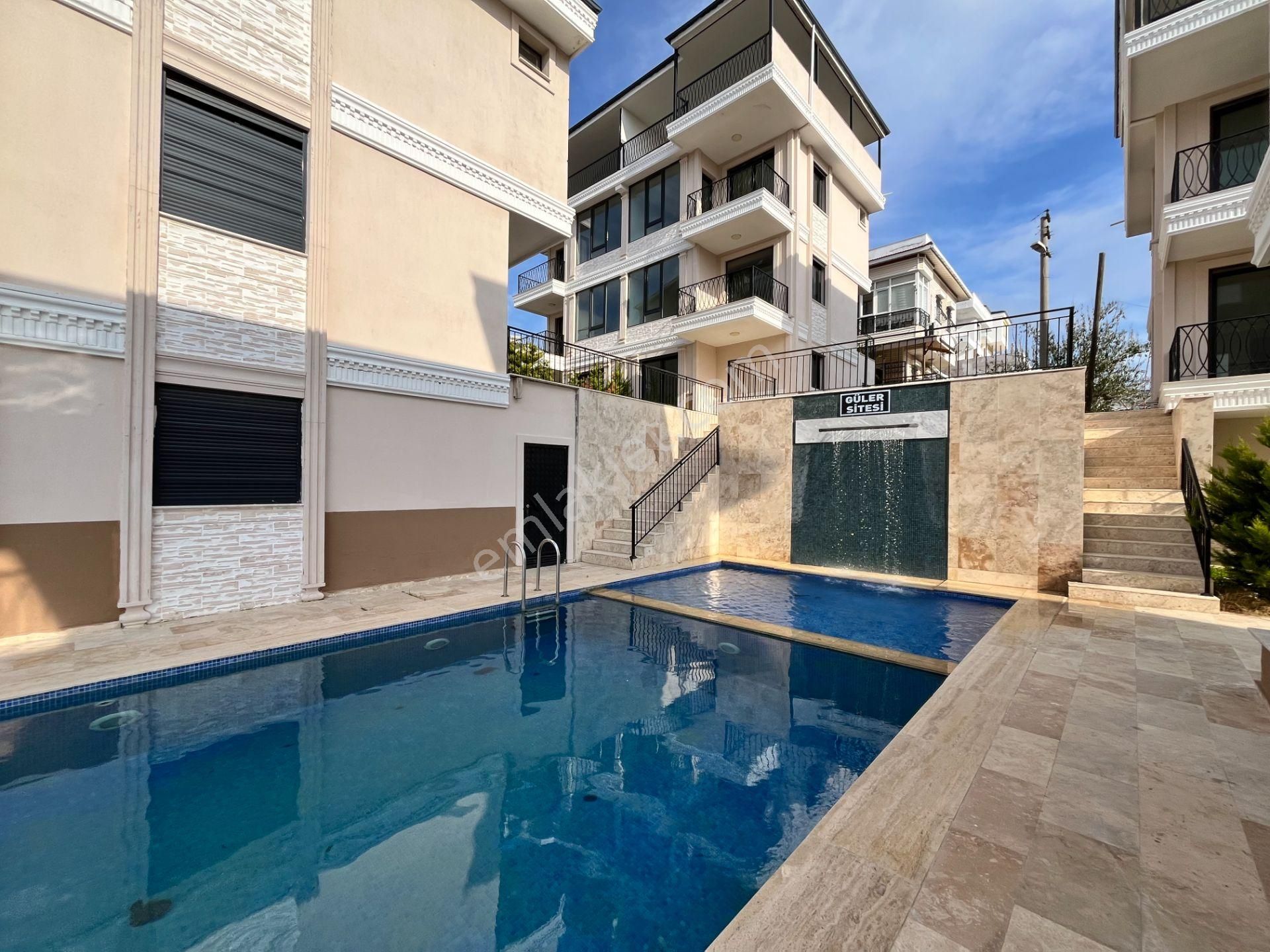 Seferihisar Akarca’da, Manzaralı, Havuzlu Sitede, Şato Mimarisine Sahip Sıfır Villa - Görsel 31