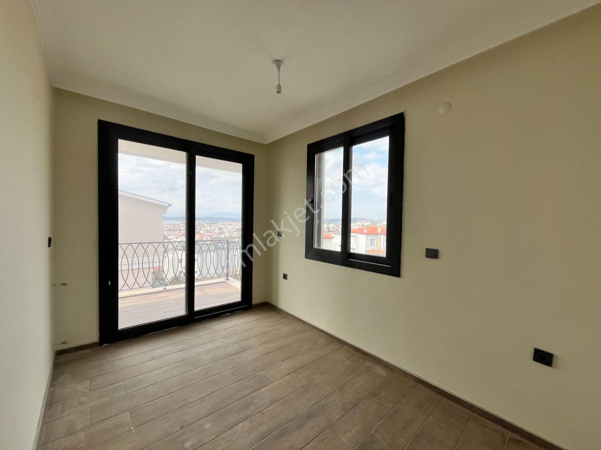 Seferihisar Akarca’da, Manzaralı, Havuzlu Sitede, Şato Mimarisine Sahip Sıfır Villa - Görsel 21