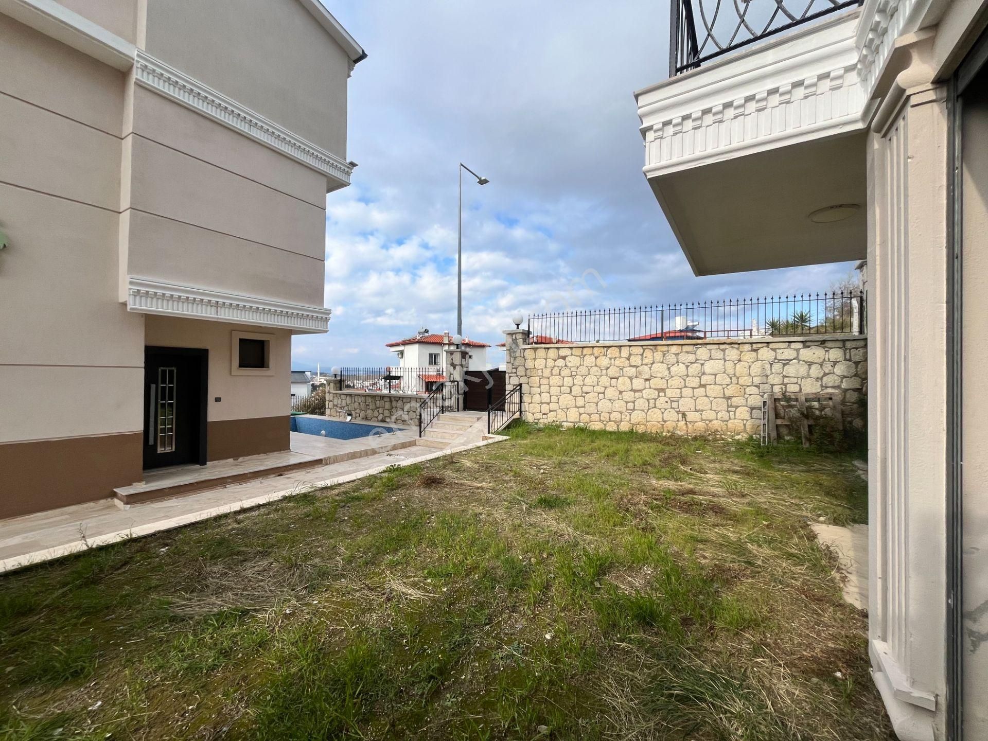 Seferihisar Akarca’da, Manzaralı, Havuzlu Sitede, Şato Mimarisine Sahip Sıfır Villa - Görsel 6