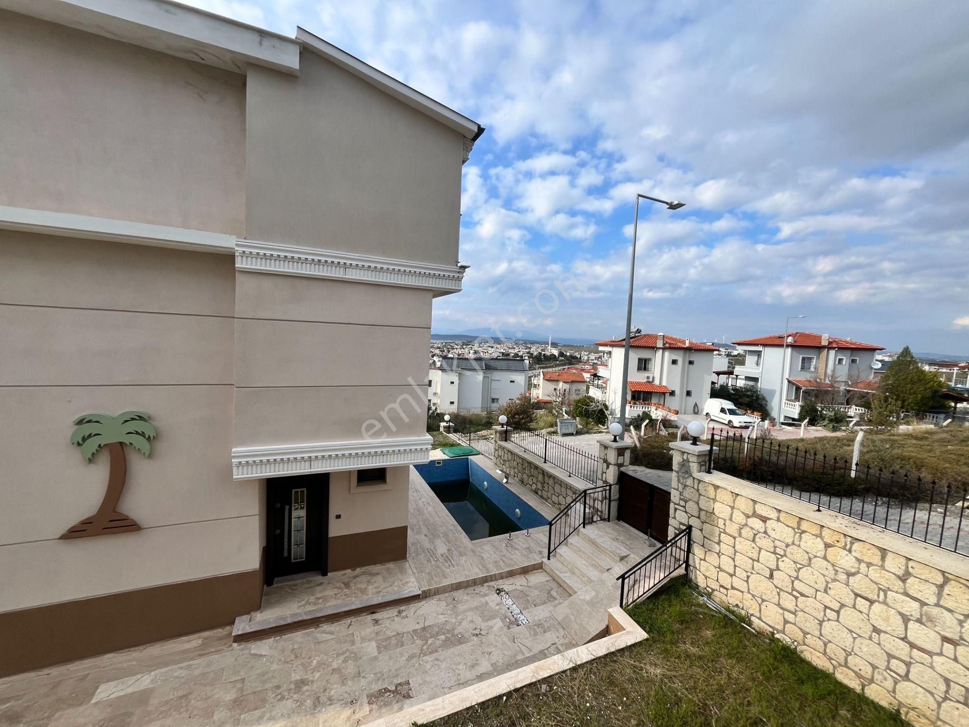 Seferihisar Akarca’da, Manzaralı, Havuzlu Sitede, Şato Mimarisine Sahip Sıfır Villa - Görsel 32