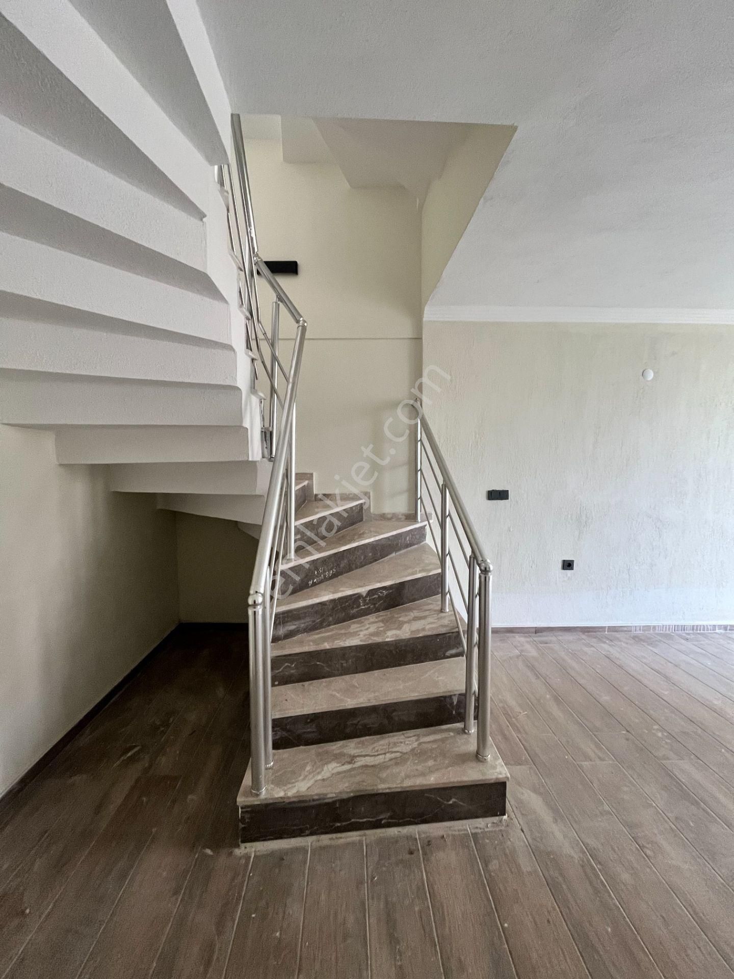 Seferihisar Akarca’da, Manzaralı, Havuzlu Sitede, Şato Mimarisine Sahip Sıfır Villa - Görsel 12