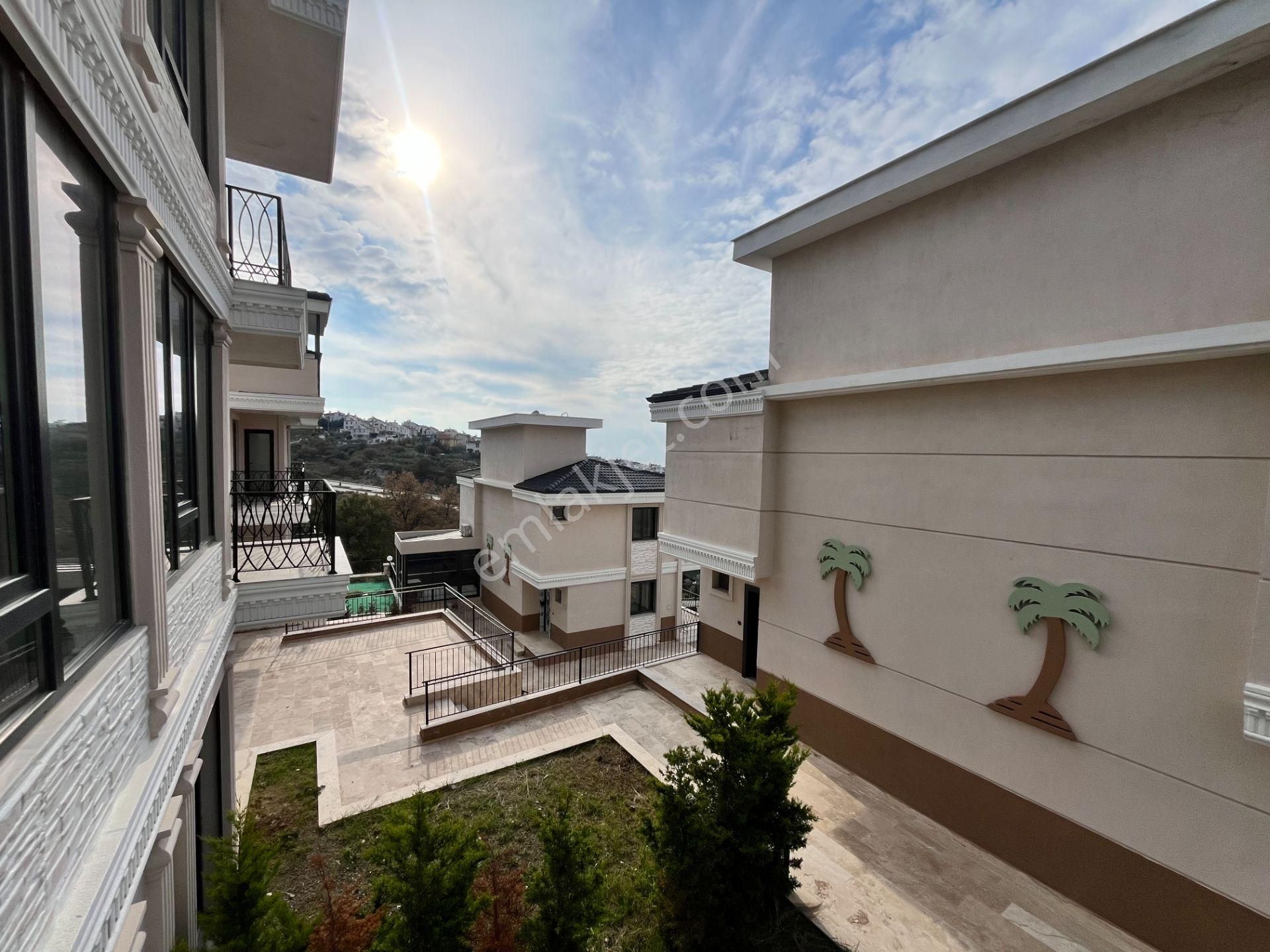 Seferihisar Akarca’da, Manzaralı, Havuzlu Sitede, Şato Mimarisine Sahip Sıfır Villa - Görsel 14