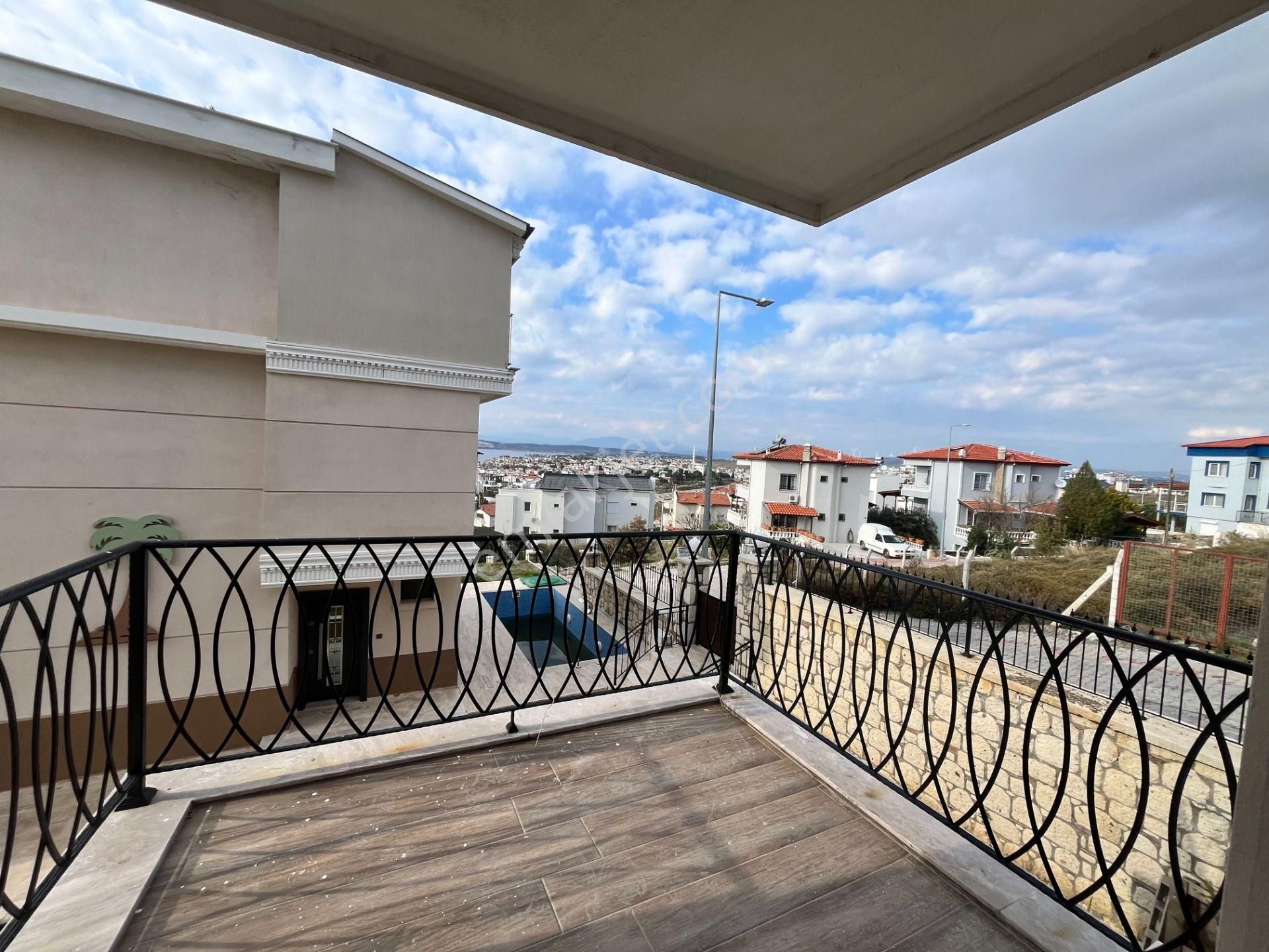 Seferihisar Akarca’da, Manzaralı, Havuzlu Sitede, Şato Mimarisine Sahip Sıfır Villa - Görsel 13