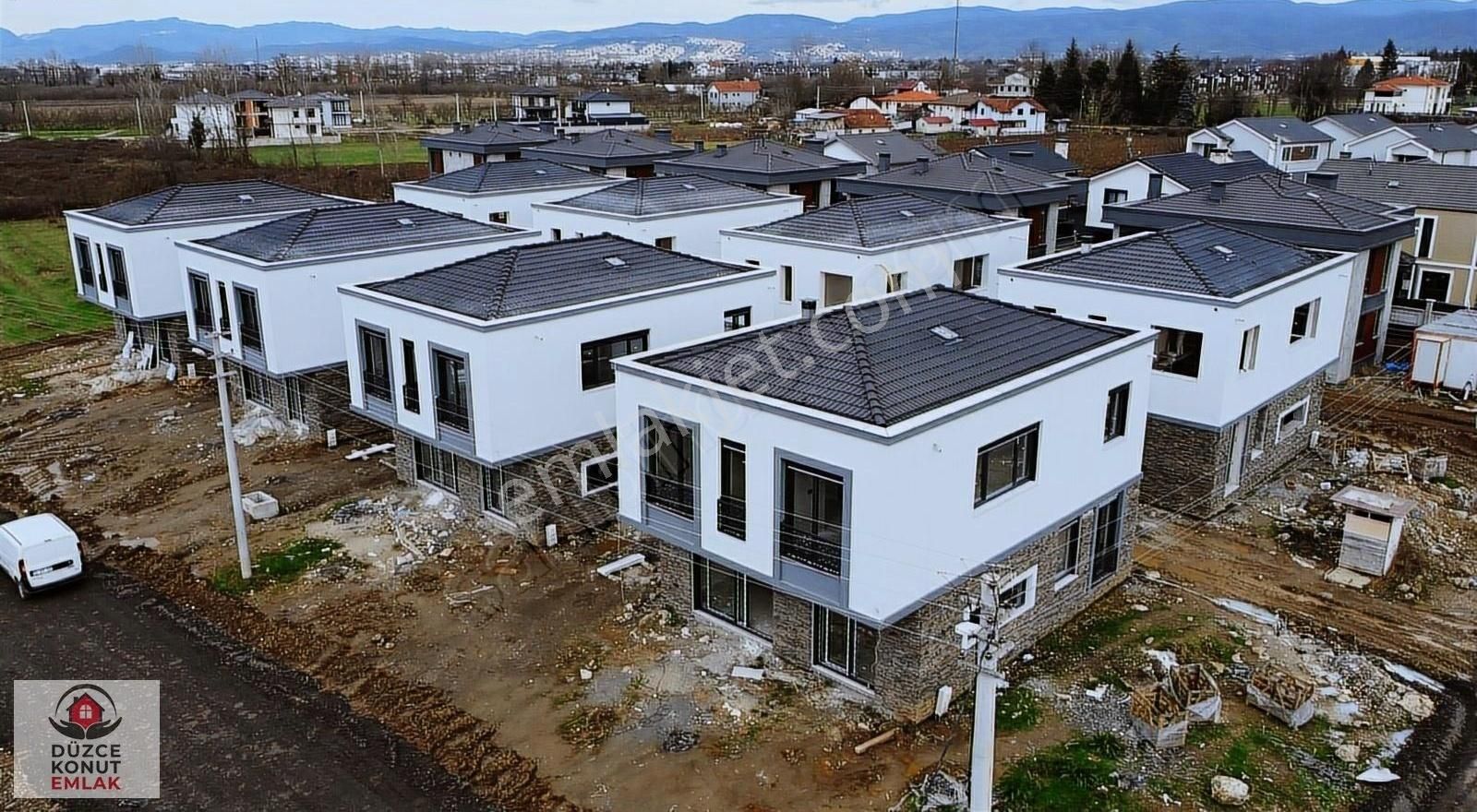 Düzce Merkez Darıcı Satılık Villa Düzce Merkez Darıcı Mah. 430 M² Lüx Şömineli 4+1 Sıfır Villalar