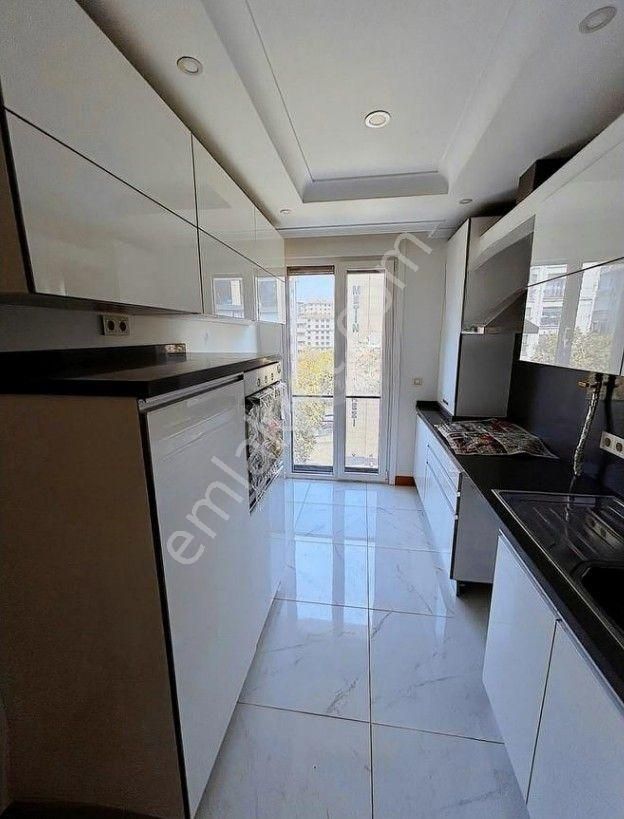 Kadıköy Sahrayı Cedit Satılık Daire Kadıköy Sahrayı Cedit'te 3+1 120m2 Kat Mülkiyet Tapulu Boş Satılık Daire