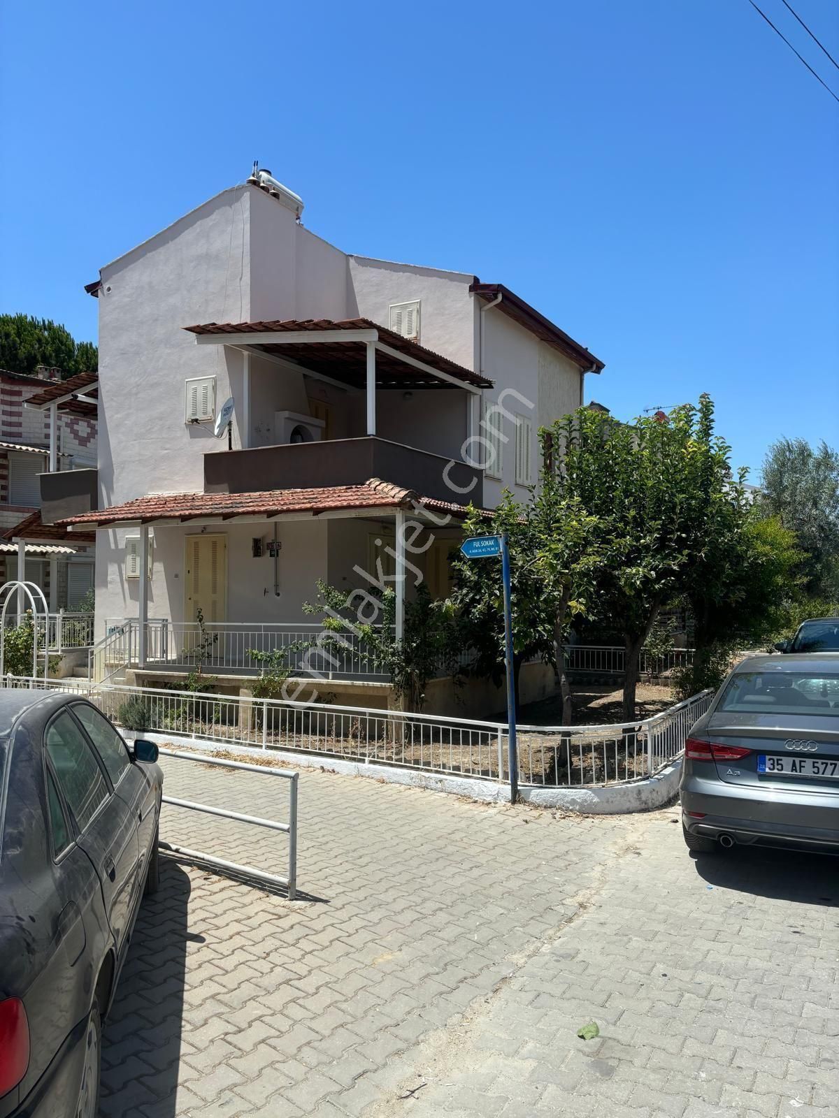 Kuşadası Karaova Satılık Villa Kuşadası Sahil Sitelerinde Denize 700 Metre Köşe Konum Satılık Yazlık