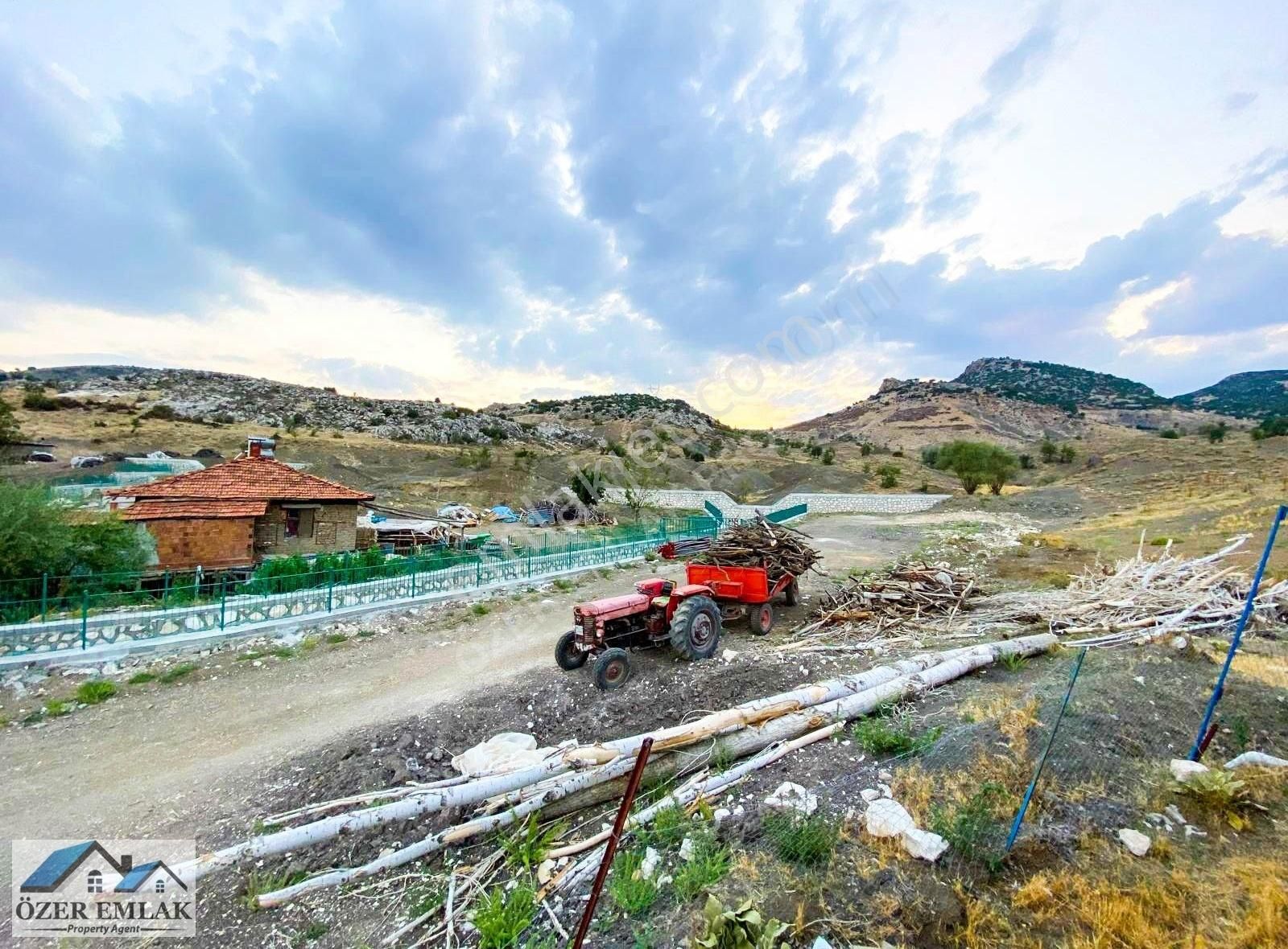 Tefenni Yuvalak Köyü Satılık Müstakil Ev Müstakil Bahçeli Ev 620 Metrekare Arsa İçinde