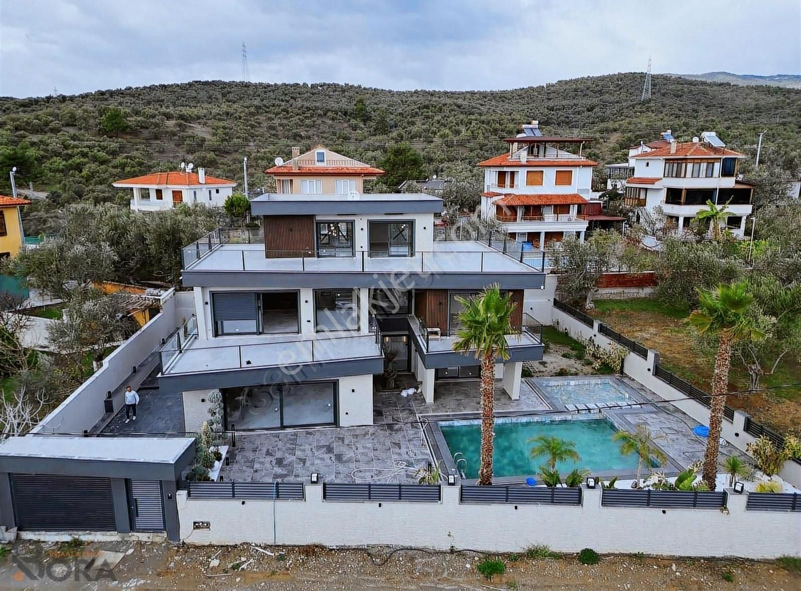 Edremit Altınoluk Satılık Villa Bora Emlak'tan Satılık Deniz Ve Dağ Manzaralı Ultra Lüks Villa