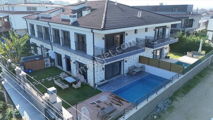 Urla Kalabak Satılık Villa Kalabak'ta Müstakil Havuzlu Giriş Katında Odalı Muhteşem Villa