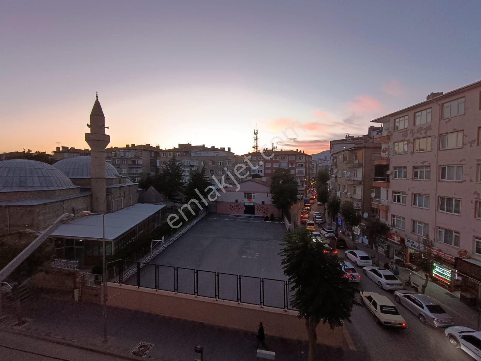 Niğde Merkez Esenbey Satılık Daire Stabil Emlak'tan Pasakapı Caddesinde Satılık Ara Kat Daire