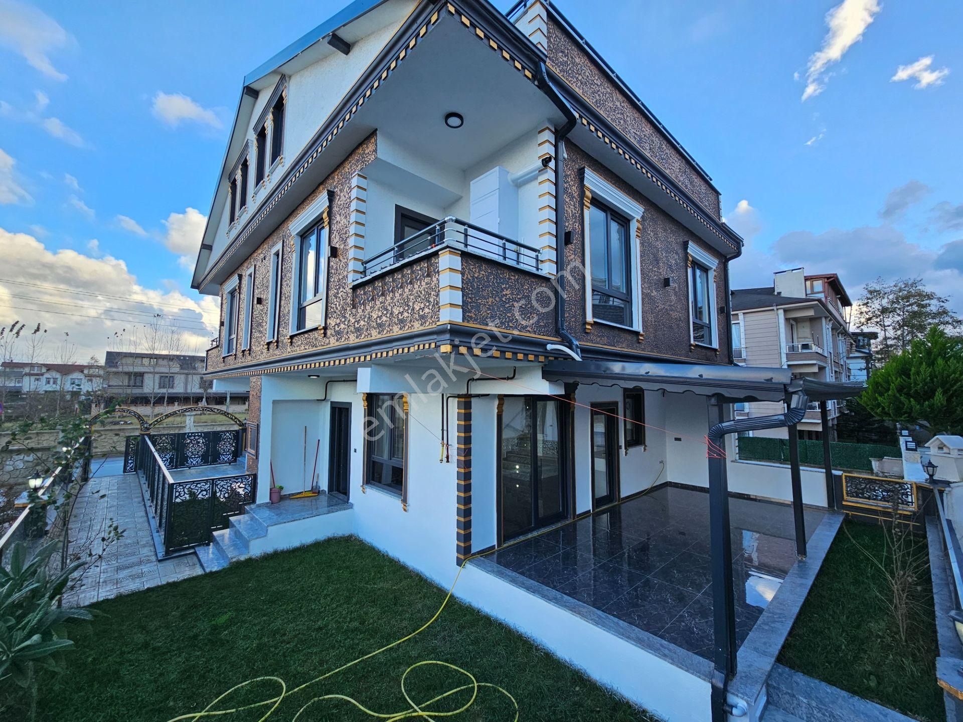 Kocaali Yalı Satılık Villa 4+1 Merkezi Konumda , Geniş Bahçeli, Kombi Petekli Satılık Villa