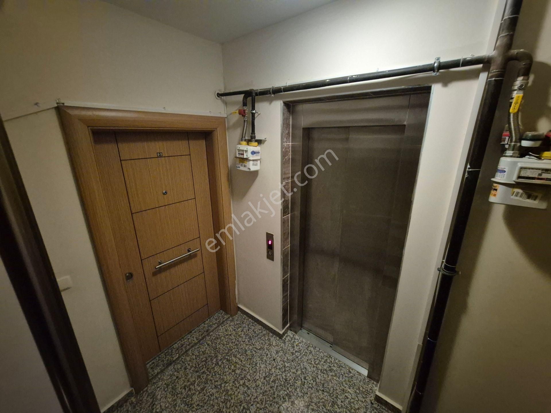 Ataşehir Kayışdağı Kiralık Daire Kayışdağı'nda Genç Binada, Ara Kat, Balkonlu, Full Eşyalı 2+1