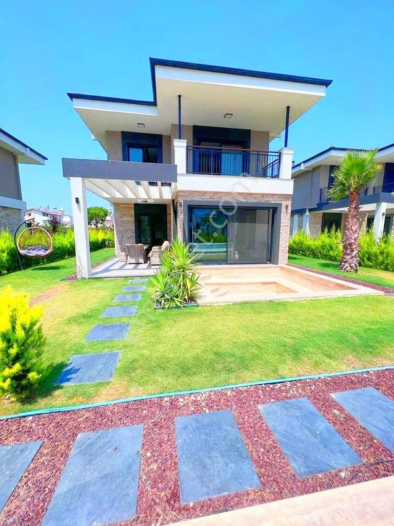 Kuşadası Davutlar Satılık Villa Sahil Bölgesi Tek Müstakil Havuzlu Site Sıfır Villa