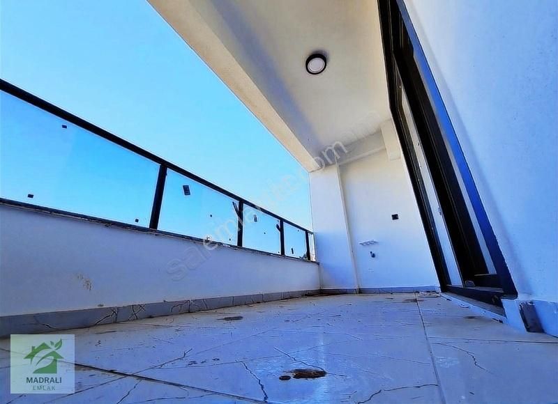Madralı Emlak'dan Edremit'te 3+1 Otoparklı Site İçi Dairesatılık