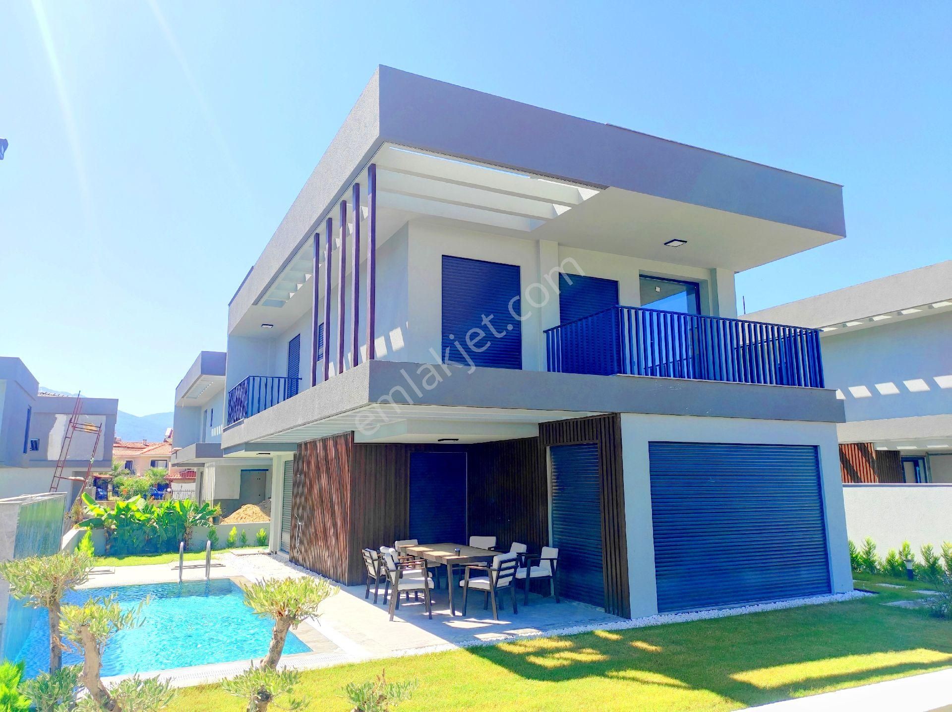 Kuşadası Davutlar Satılık Villa Sahil Bölgesi 4+1 Tek Müstakil Özel Havuzlu