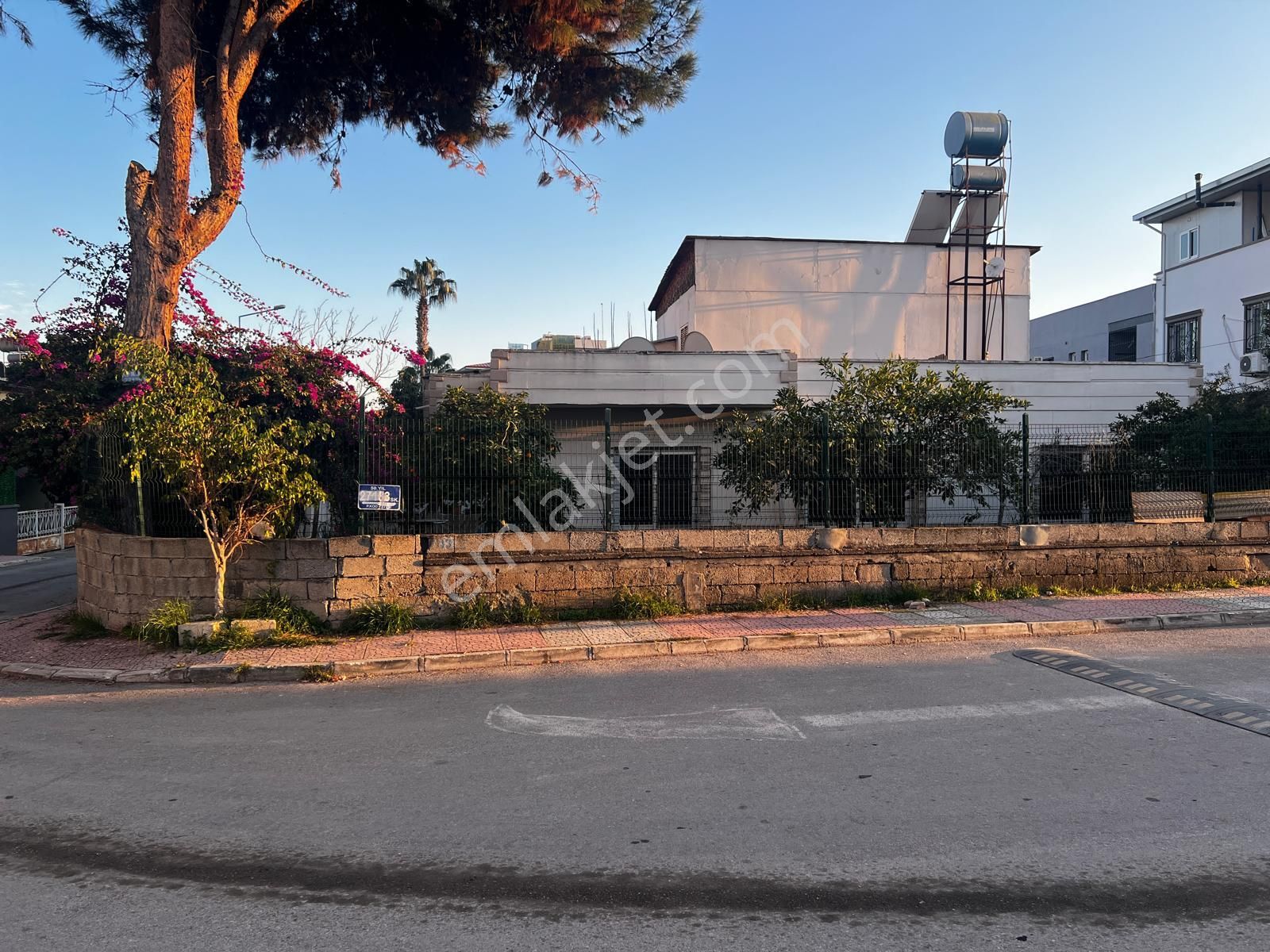 Yenişehir 50. Yıl Satılık Müstakil Ev Remax Toros'tan Metro,toros Koleji Civarında Bahçeli Müstakil Ev