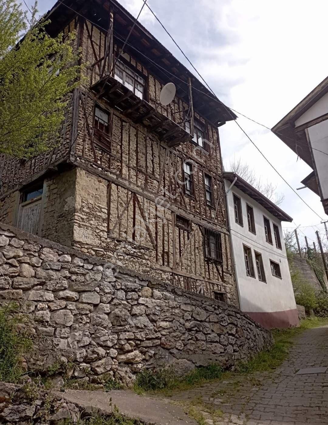 Karabük Merkez Bulak Köyü (Camiönü) Satılık Köy Evi Bulak'ta 3 Katlı Ahşap Ev