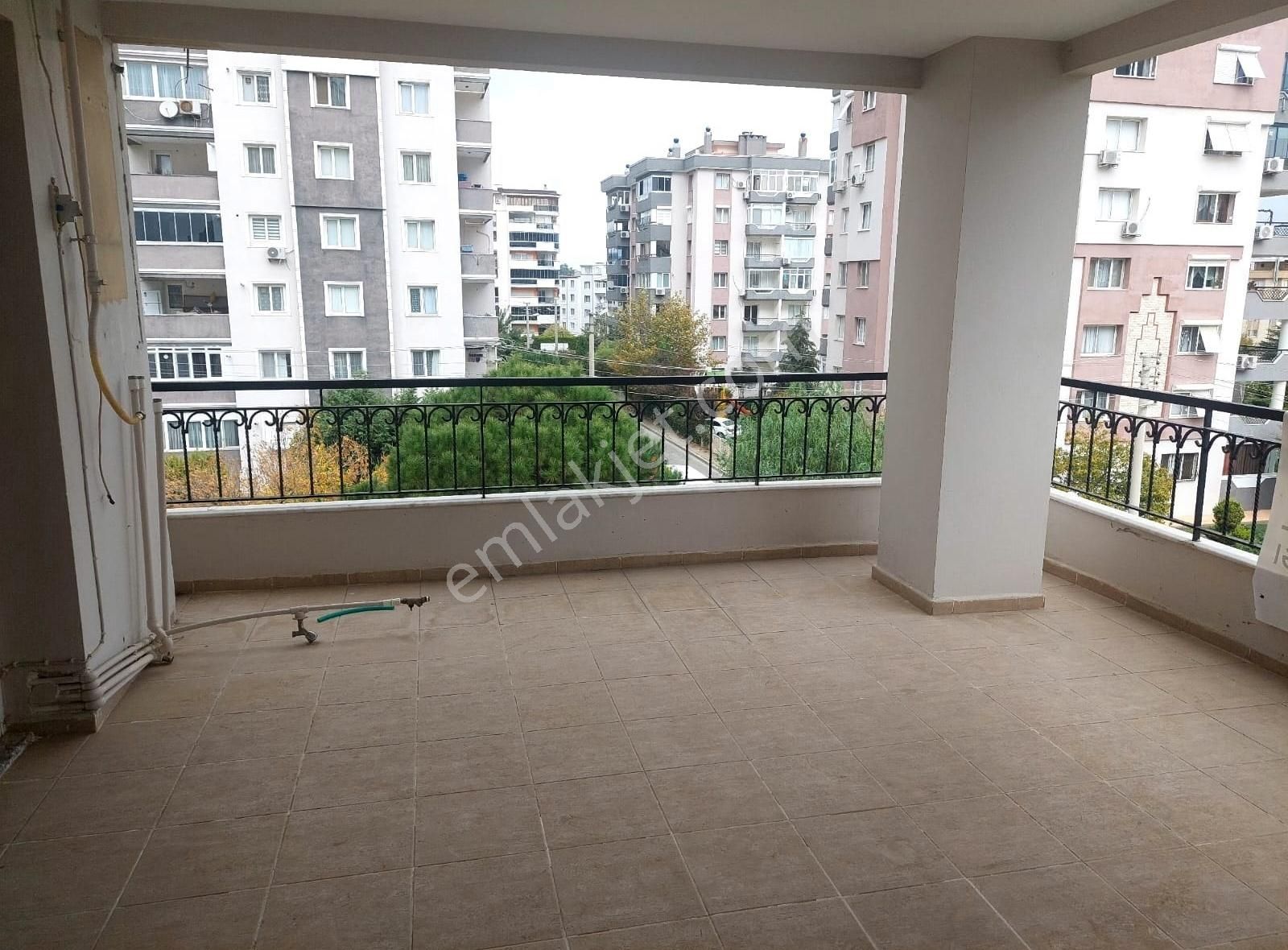 Gaziemir Irmak Satılık Daire Irmak Mah.de 3+1 135 M2 Site İçinde Satılık Daire