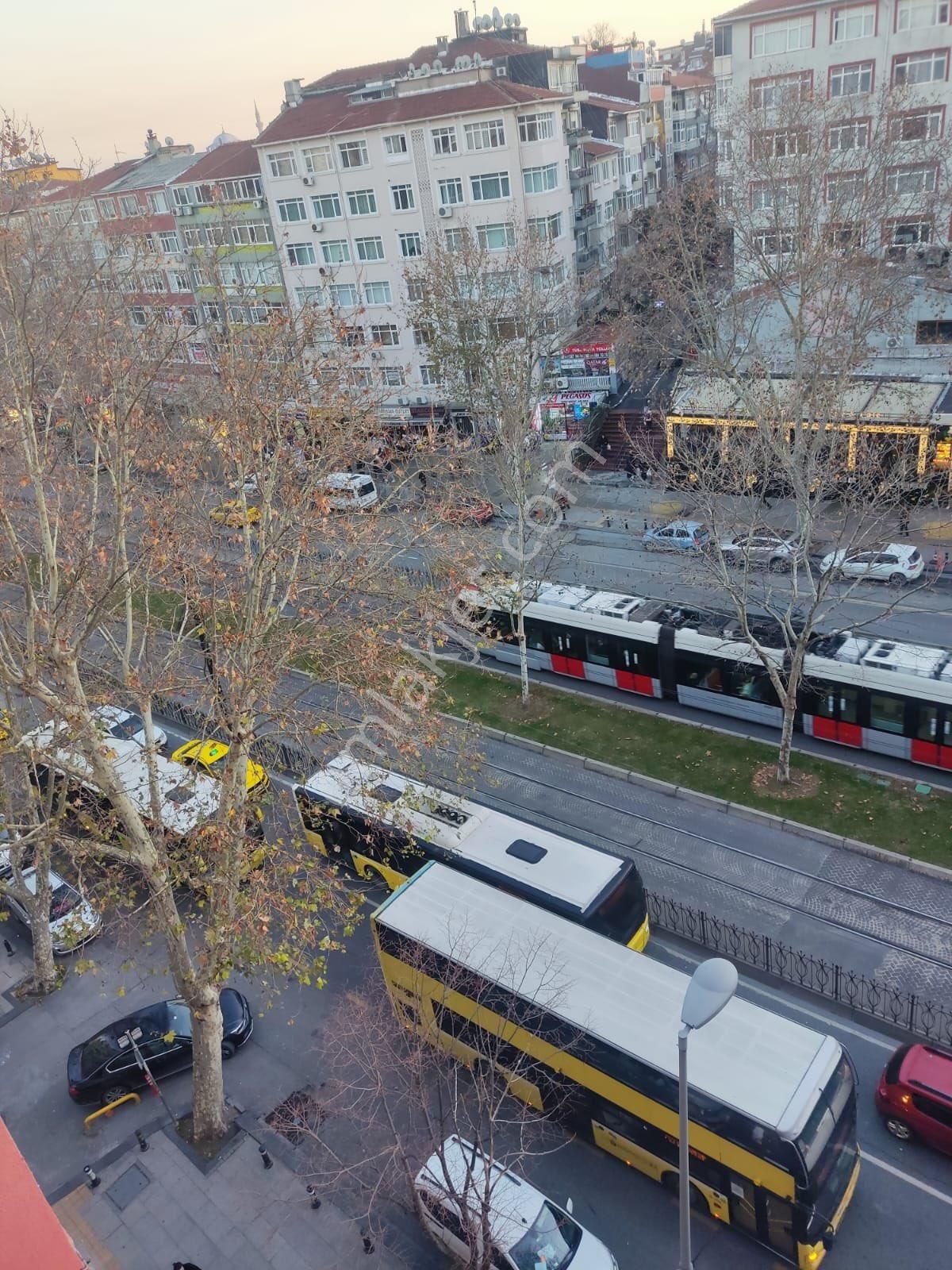 Fatih Molla Gürani Satılık Daire Çok Ucuz Fındıkzade Tramvayın Önünde 2+1 Asansörlü Ev Ve Ofis