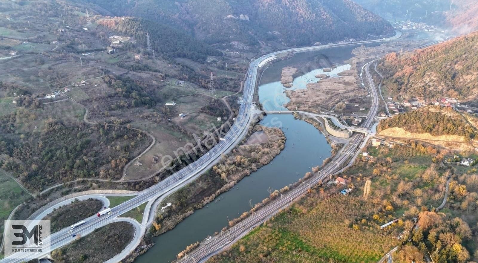 Geyve Dereköy Satılık Tarla Geyve Dereköy 3456 M2 Sakarya Nehri Manzaralı Resmi Yol Cepheli