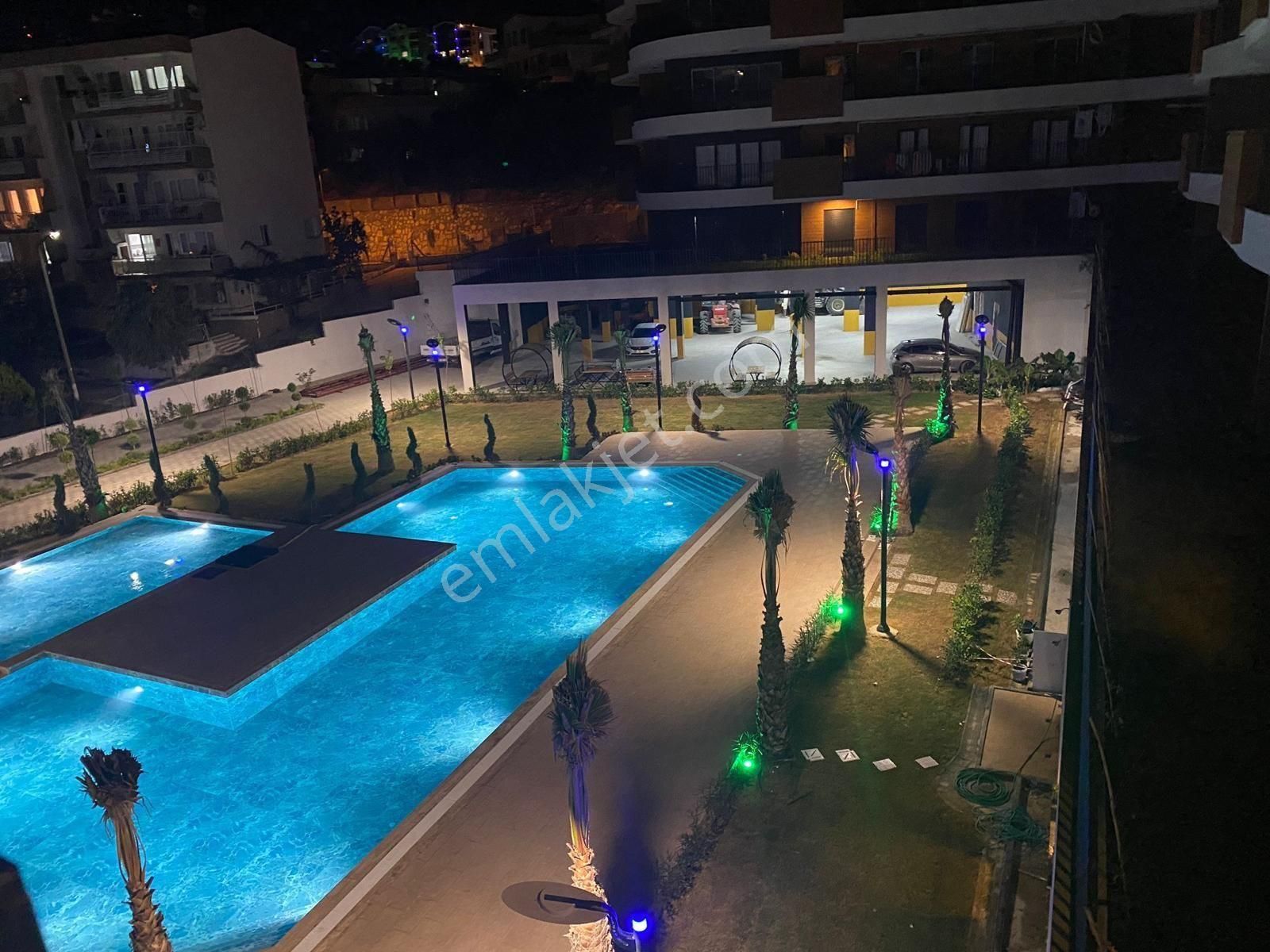 Kuşadası İkiçeşmelik Satılık Daire Kapalı Otopark Havuzlu Site Yerden Isıtmalı Daire