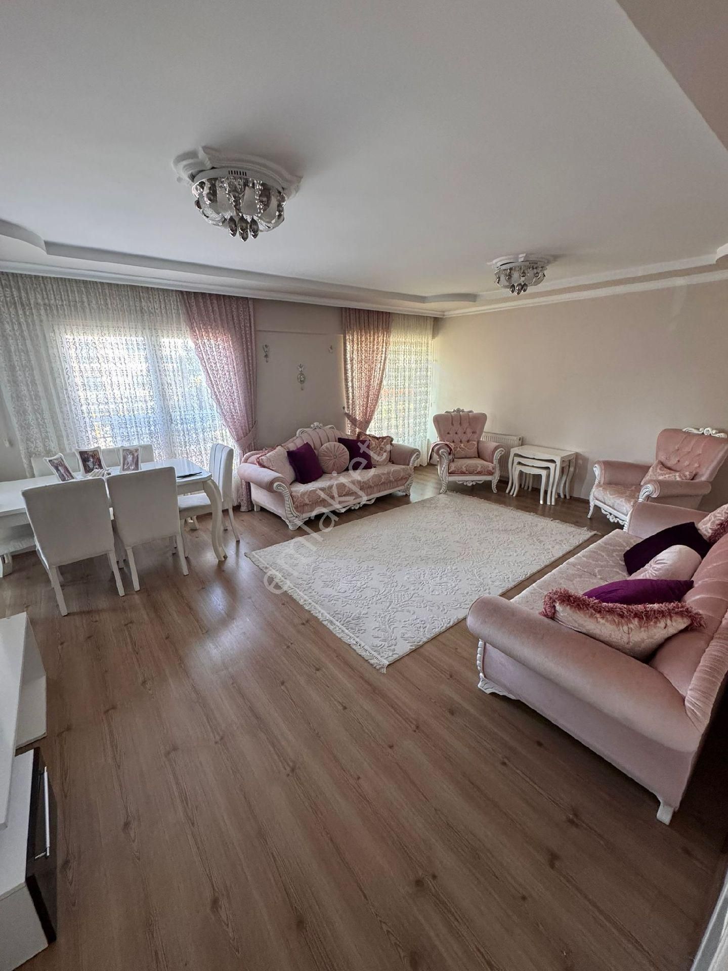 Efeler Girne Satılık Daire Girne Mahallesinde 3+1 Satılık Kullanışlı Bir Daire