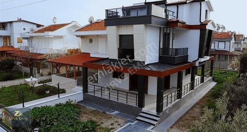 Dikili Salihler Satılık Villa Gülkent Sitesi Gençlik Caddesinde Denize 4. Sırada Sıfır Villa