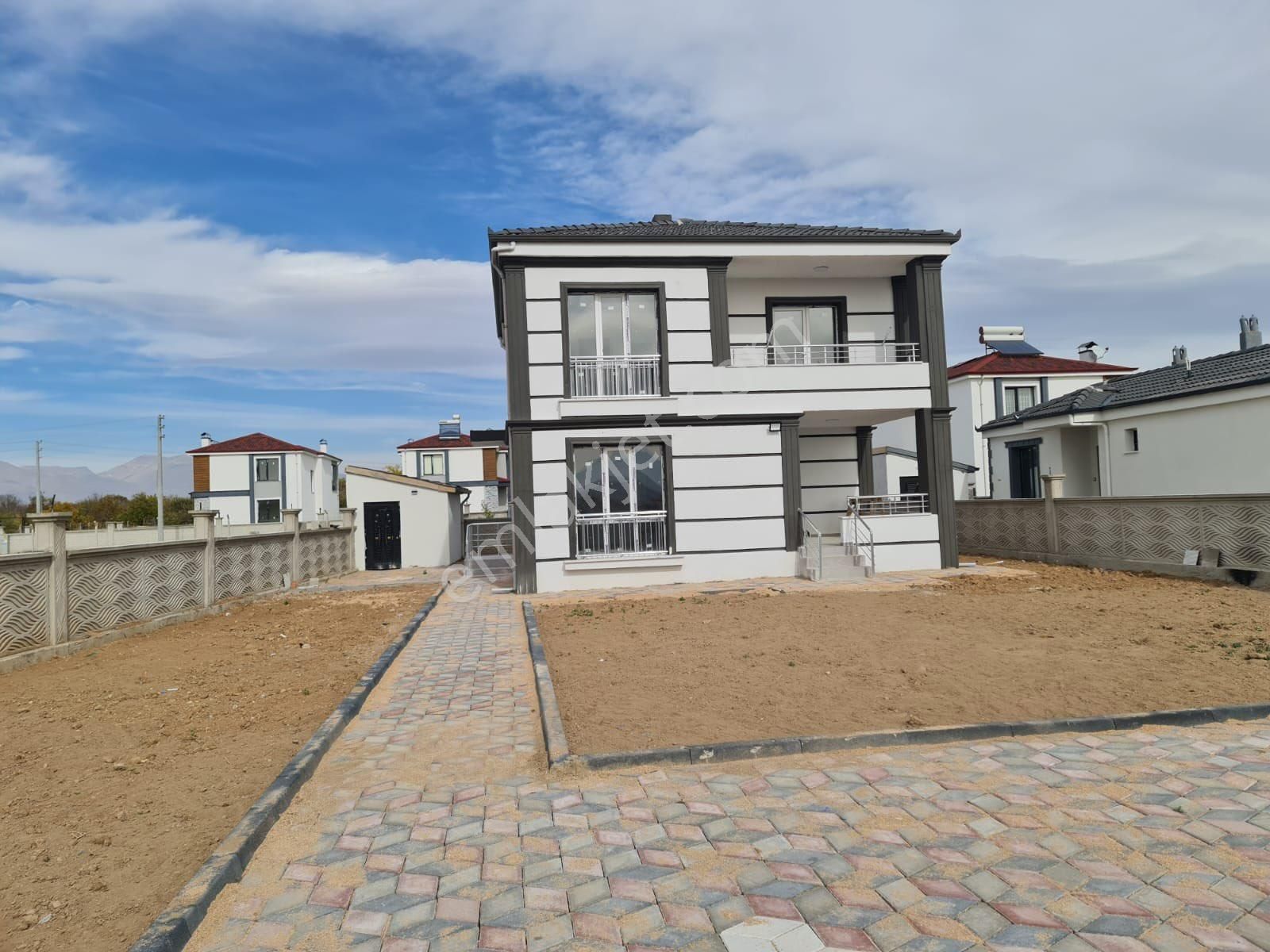 Bor Kemerhisar Bld. (Cami) Satılık Villa Niğde Kemerhisar'da Satılık 3+1 Özel Yapım Villa