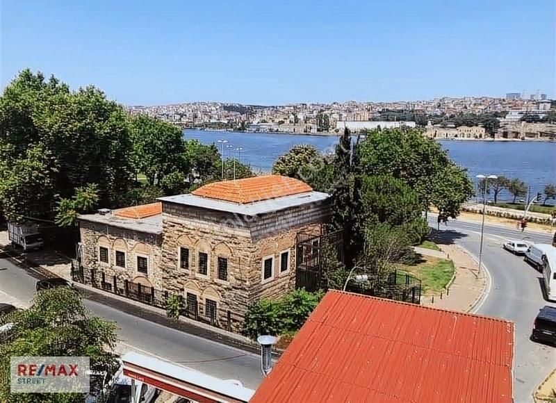 Fatih Balat Satılık Bina Balat'ta Satılık Otel Restoran Yapımna Uygun Tarihi 4katlı Bina