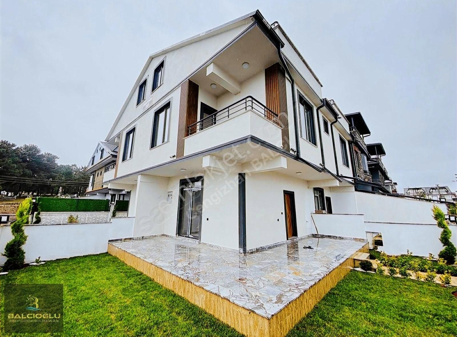 Kocaali Yalı Satılık Villa Balcıoğlundan Satılık Merkz Plajda Lx Köşe Bahçeli Triblex Villa