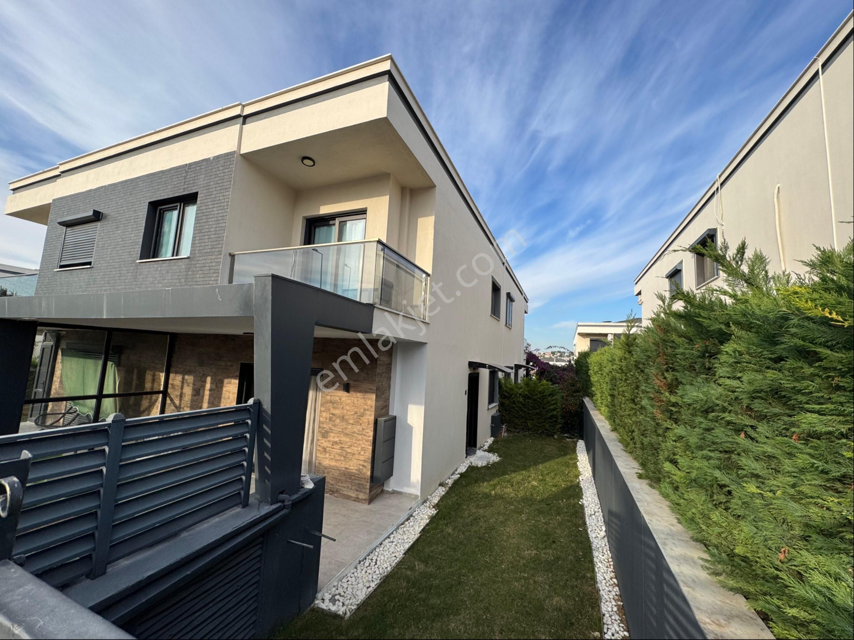 Kusadası Bölgesinde Köşe Konum 3+1 Yeni Yapı Satılık Villa