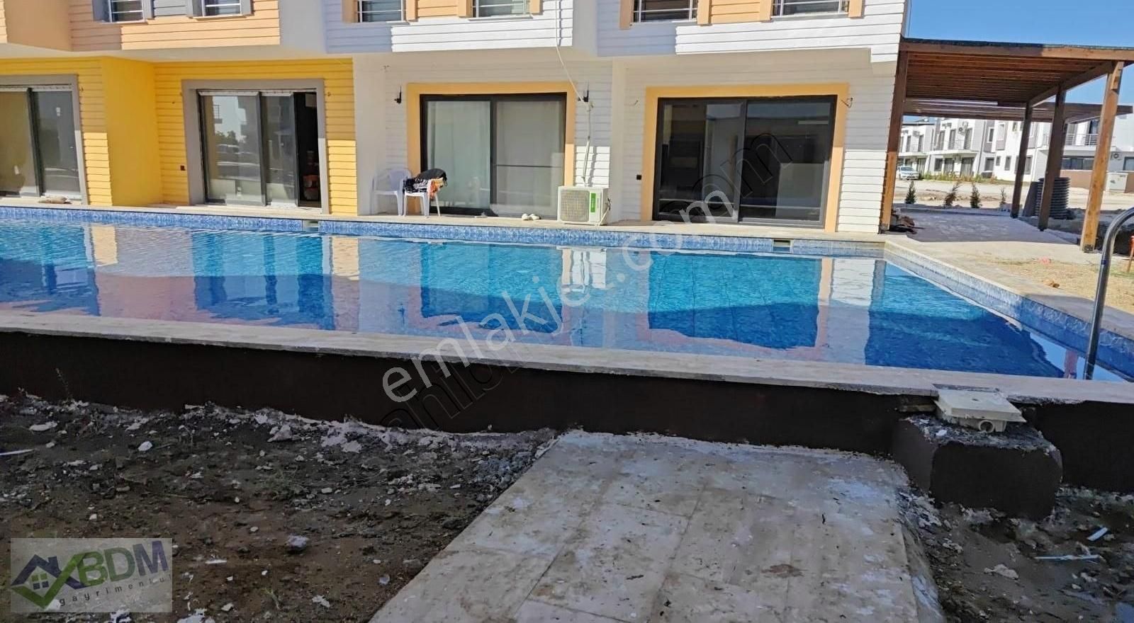 Silifke Taşucu Satılık Villa Kum Mah. Bosphorus City Sitesinde 2+1 Satılık Villa Araç Takaslı