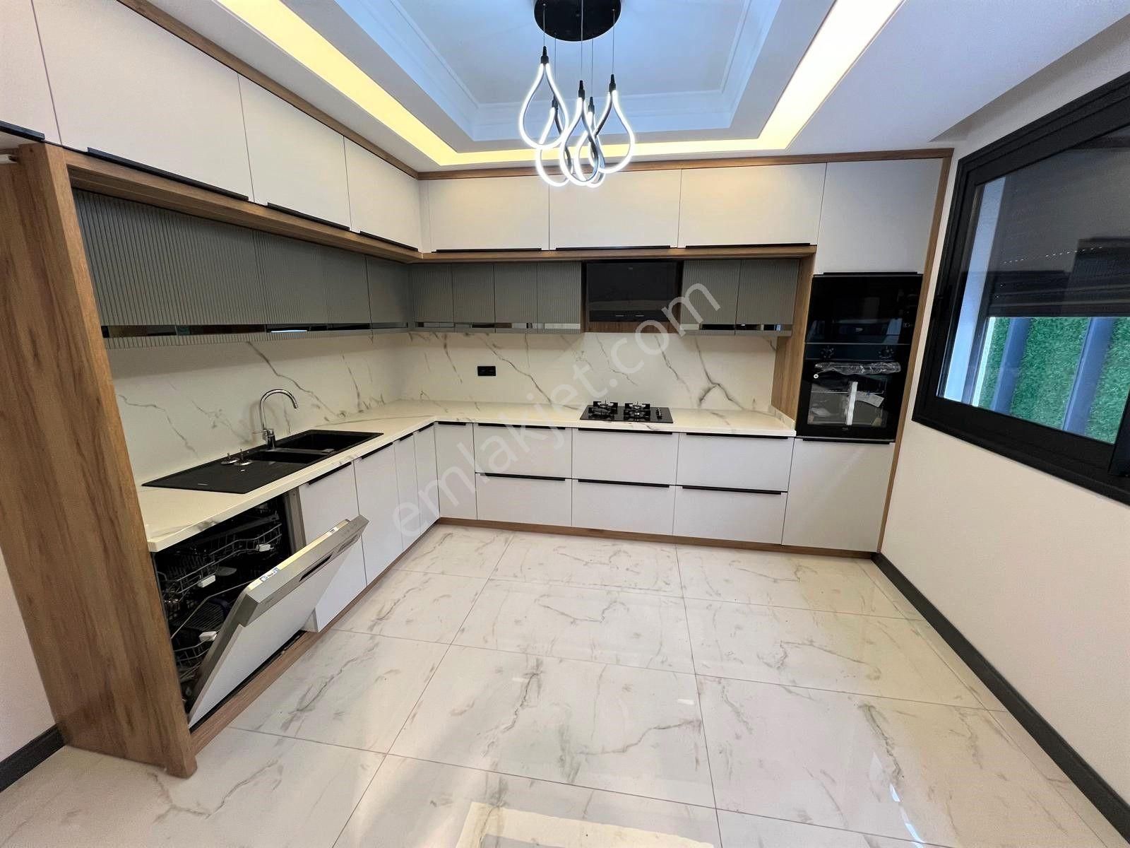 Edremit Akçay Satılık Villa Aras Emlaktan Akçayda Denize 100 Metre 4+1 Villa