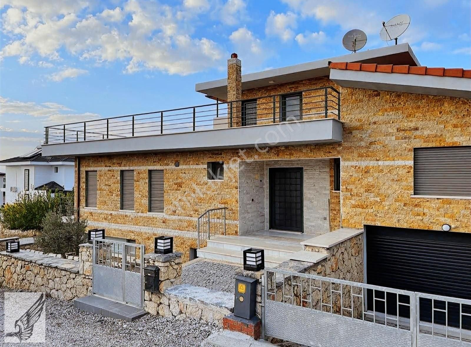 Seferihisar Sığacık Satılık Villa Sıgacık Akkum Denize Yakın Konumda 360m2 Arsa İçinde Villa